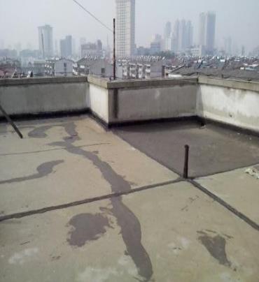 锡林浩特漏水维修 楼顶漏水是什么原因，楼顶漏水维修方法是什么?